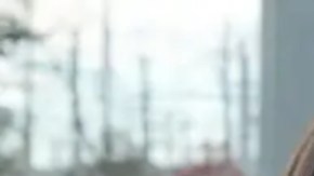 Emily Kasabian frente a una subestación cerca de su casa.