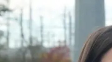 Emily Kasabian frente a una subestación cerca de su casa.