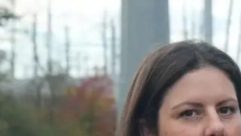 Emily Kasabian frente a una subestación cerca de su casa.