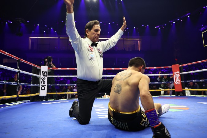 El peleador argentino Fernando "El Puma" Martínez no pudo levantarse en el rund 10 y fue decretado el nocaut de Jesse "Bam" Rodríguez para unificar títulos de peso supermosca.