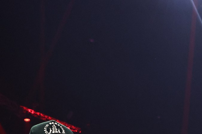 David Benavídez celebra con su equipo su triunfo 31 (25 por nocaut) luego de apalear al británico Anthony Yarde y defender exitosamente su campeonato mundial de peso semicompleto.