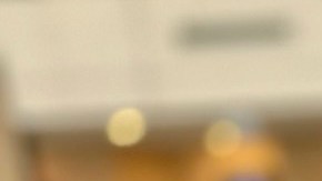 Rebeca Arellano ayuda a una amiga de la tercera edad a llenar su boleta electoral.