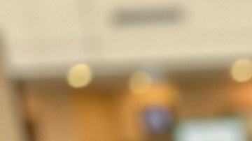 Rebeca Arellano ayuda a una amiga de la tercera edad a llenar su boleta electoral.