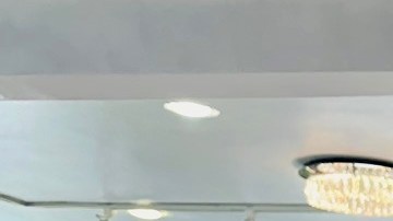 Ruben Acevedo junto con su esposa Jessi son propietarios de la tienda más reconocida de vestidos de novia y quinceañera en Huntington Park.