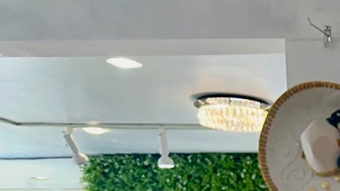 Ruben Acevedo junto con su esposa Jessi son propietarios de la tienda más reconocida de vestidos de novia y quinceañera en Huntington Park.