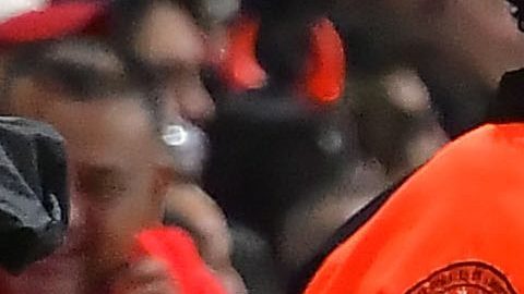 Toluca, Estado de México, 26 de octubre de 2025. Alexis Vega y Antonio Mohamed “Turco”, director Técnico , durante el partido correspondiente a la jornada 15 del torneo Apertura 2025 de la Liga BBVA MX, entre los Diablos Rojos del Toluca y los Tuzos del Pachuca, realizado en el estadio Nemesio Diez. Foto: Imago7/ Arturo Hernández