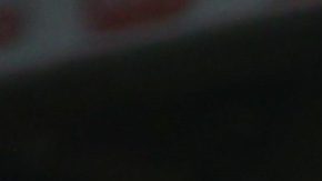 Sergio Canales levanta la mano en señal de celebración tras un gol con Rayados en el clásico regiomontano.