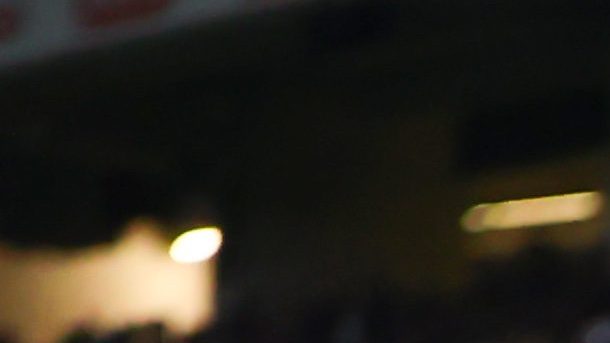 Sergio Canales levanta la mano en señal de celebración tras un gol con Rayados en el clásico regiomontano.