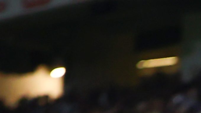 Sergio Canales levanta la mano en señal de celebración tras un gol con Rayados en el clásico regiomontano.