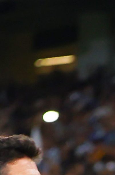 Sergio Canales levanta la mano en señal de celebración tras un gol con Rayados en el clásico regiomontano.