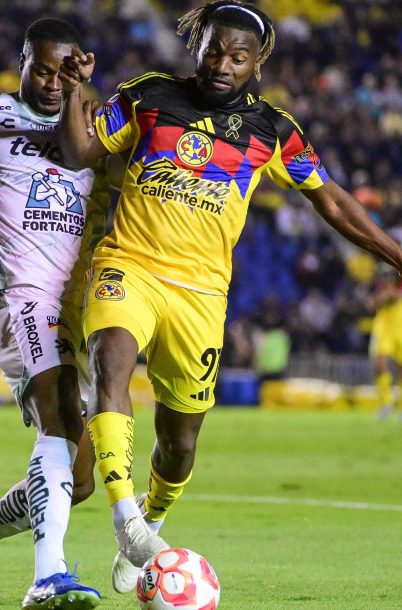 Ciudad de México, 1 de noviembre de 2025. Jaine Barreiro y Allan Saint - Maximin, durante el partido correspondiente a la jornada 16 del torneo Apertura 2025 de la Liga BBVA MX, entre las Águilas del América y los Esmeraldas del León, realizado en el estadio Ciudad de los Deportes. Foto: Imago7/ Alexis Chávez