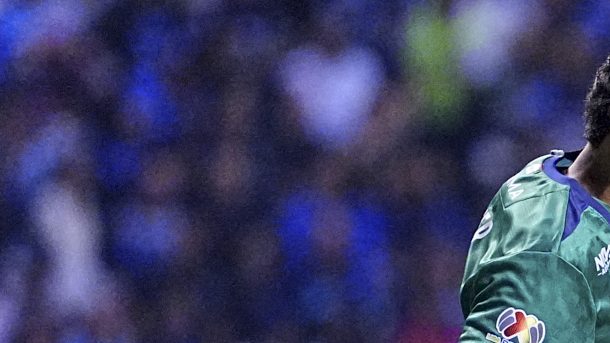 Puebla, Puebla, 8 de noviembre de 2025. Kevin Mier resultó lesionado, durante el partido correspondiente a la jornada 17 del torneo Apertura 2025 de la Liga BBVA MX, entre la Máquina Celeste del Cruz Azul y los Pumas de la UNAM, realizado en el estadio Cuauhtémoc. Foto: Imago7/ Manlio Contreras