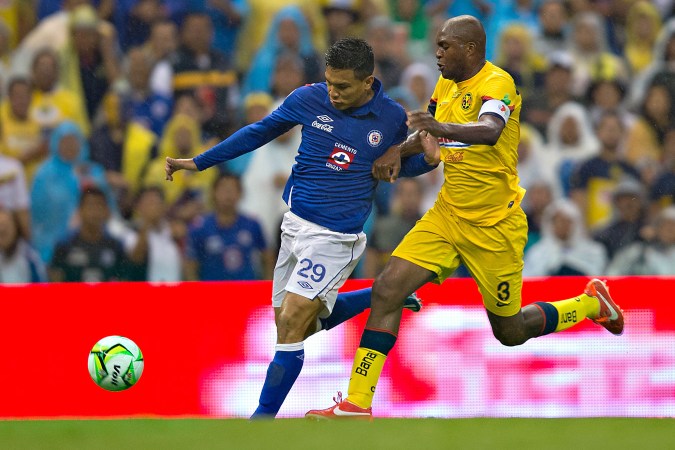Ciudad de México 26 de Mayo de 2013. Teófilo Gutierrez anota su gol durante el partido de vuelta de la final del torneo clausura 2013 de la Liga MX entre las águilas del América y la maquina celeste de la Cruz Azul, realizado en el estadio Azteca.