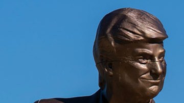 Estatua de Jeffrey Epstein y Donald Trump