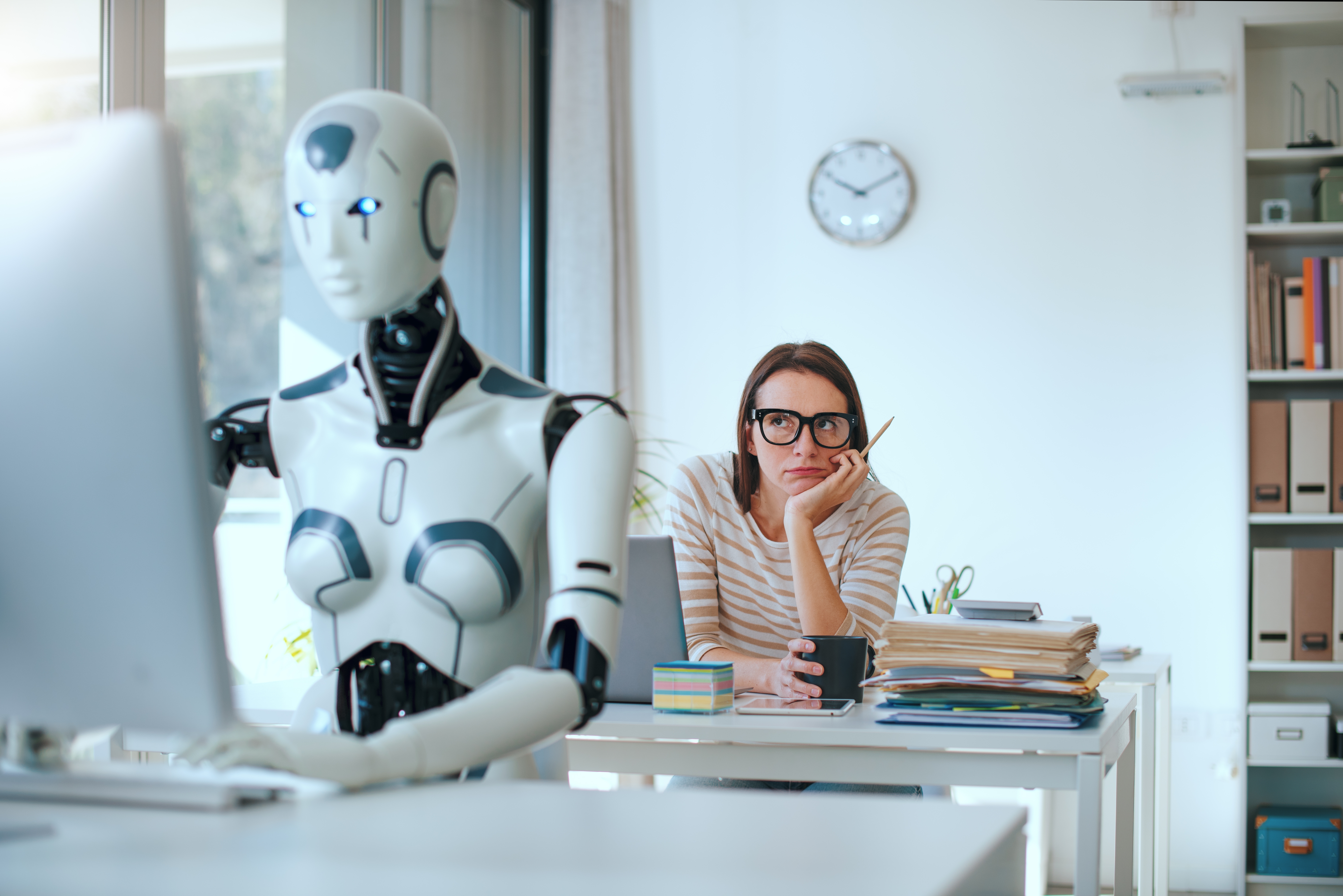 Las mujeres representan menos de un tercio de los nuevos empleos relacionados con la IA, según estudio de LinkedIn