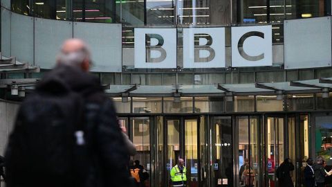 La BBC defiende su "periodismo imparcial" mientras Trump amenaza a la cadena con una demanda de US$1.000 millones por la edición de un documental sobre él