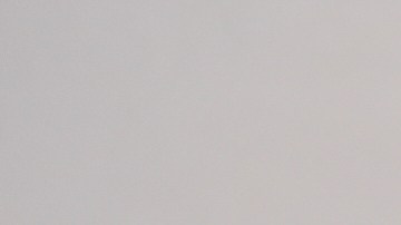 Willy Aceituno (izq) denuncia a la policía cómo agentes de ICE rompieron la ventanilla de su camioneta durante una redada en Charlotte.