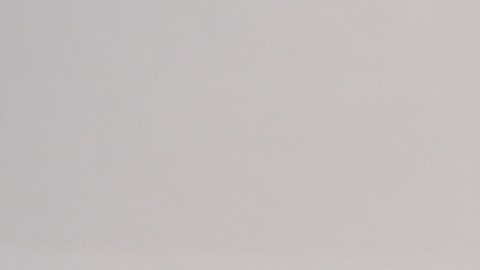 Willy Aceituno (izq) denuncia a la policía cómo agentes de ICE rompieron la ventanilla de su camioneta durante una redada en Charlotte.