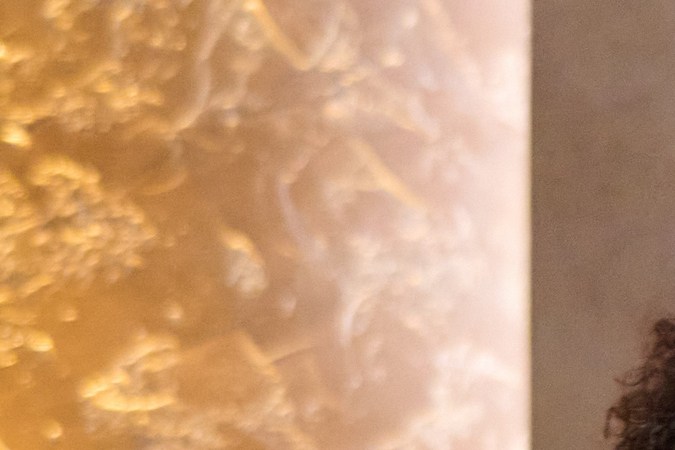 Alejandro González Iñárritu y Tom Cruise se abrazan sobre el escenario de los 16 Governors Awards.