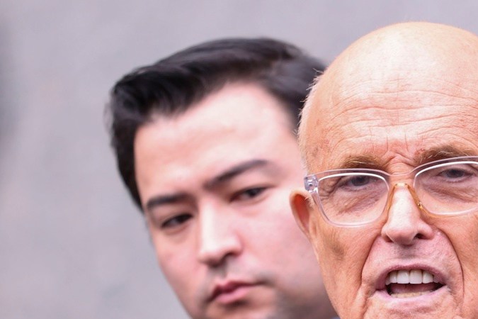 Trump indulta a Rudy Giuliani y otros acusados de intentar revertir las elecciones de 2020