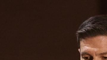 LIVERPOOL (United Kingdom), 03/11/2025.- (L-R) Real Madrid manager Xavi Aonso, Real Madrid's Director of Institutional Relations Emilio Butragueno, and Trent Alexander-Arnold of Real Madrid look at tributes to former Liverpool player Diogo Jota in Liverpool, Britain, 03 November 2025. Real Madrid will face Liverpool in their UEFA Champions League soccer match on 04 November. (Liga de Campeones, Reino Unido) EFE/EPA/ADAM VAUGHAN