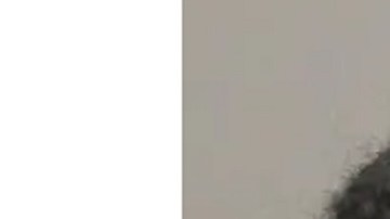 Una asistente de salud a domicilio de 23 años fue acusada de intento de asesinato luego de presuntamente apuñalar a su paciente de 84 años mientras dormía.