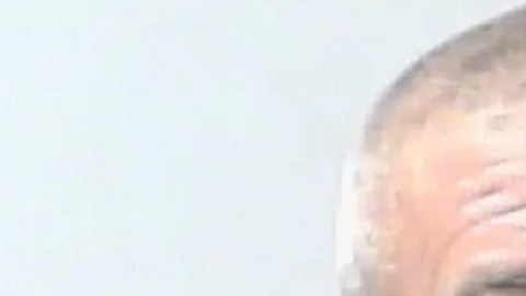 Enfrenta múltiples cargos, entre ellos agresión agravada con un arma mortal y disparar un arma de fuego en público.