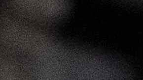 Un veterano sostiene la bandera de EE.UU. en el Desfile de Veteranos en Nueva York.