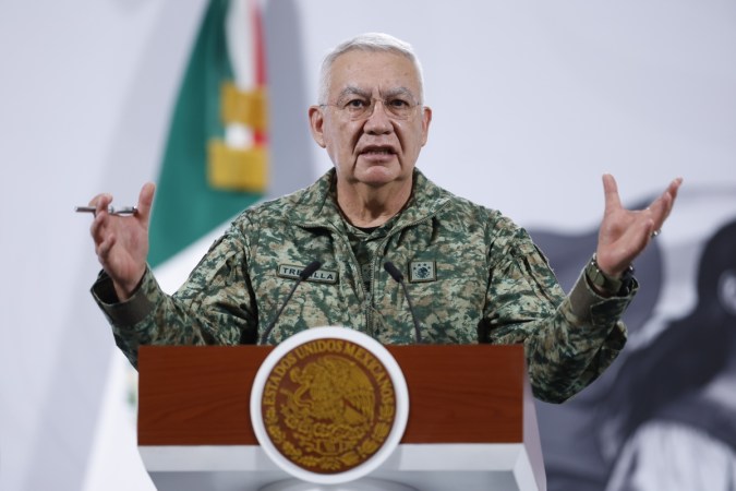 Sheinbaum promete dar con los responsables del asesinato del alcalde de Uruapan