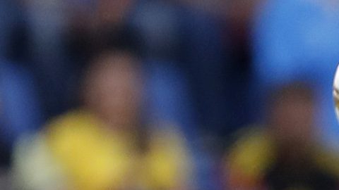 MEX9809. CIUDAD DE MÉXICO (MÉXICO), 29/11/2025.- Rodrigo Aguirre (d) de América disputa un balón con Sergio Ramos (i) de Monterrey este sábado, durante un partido por los cuartos de final del Torneo Apertura 2025 de la Liga MX, en el estadio Ciudad de los Deportes de Ciudad de México (México). EFE/Isaac Esquivel