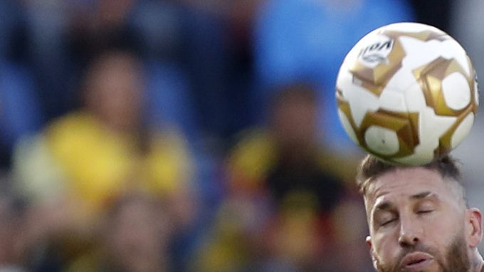 MEX9809. CIUDAD DE MÉXICO (MÉXICO), 29/11/2025.- Rodrigo Aguirre (d) de América disputa un balón con Sergio Ramos (i) de Monterrey este sábado, durante un partido por los cuartos de final del Torneo Apertura 2025 de la Liga MX, en el estadio Ciudad de los Deportes de Ciudad de México (México). EFE/Isaac Esquivel