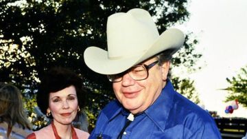 Quiénes fueron los hermanos Hunt, los "gangsters de la plata" que manipularon el precio del metal y provocaron el colapso del mercado