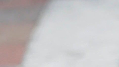 La inmigrante contó que debe bañarse, comer y dormir con el grillete, ya que ICE monitorea su ubicación.