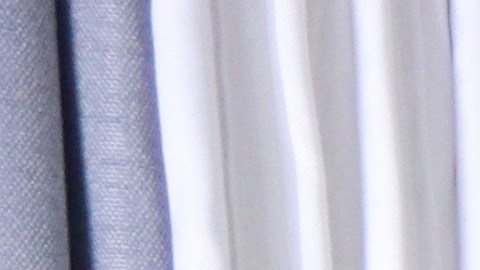 Jenny Dame posa junto a una de sus obras de arte más recientes