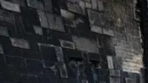 Una familia palestina observa los restos de su casa incendiada por colonos palestinos en la aldea de Abu Falah.