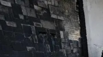 Una familia palestina observa los restos de su casa incendiada por colonos palestinos en la aldea de Abu Falah.