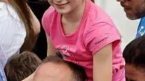 Joven con bandera peruana en el Vaticano.