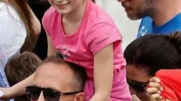 Joven con bandera peruana en el Vaticano.
