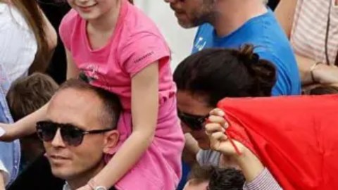 Joven con bandera peruana en el Vaticano.