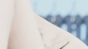 Policías detienen a una manifestante frente a un centro de procesamiento del ICE en Broadview, un suburbio de Chicago.