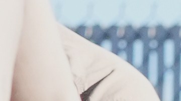 Policías detienen a una manifestante frente a un centro de procesamiento del ICE en Broadview, un suburbio de Chicago.