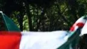 Manifestantes envueltos en gas lacrimógeno avanzan con banderas de México y del manga One Piece.