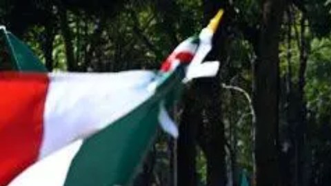 Manifestantes envueltos en gas lacrimógeno avanzan con banderas de México y del manga One Piece.