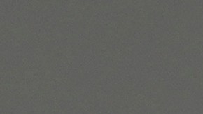 Una persona chequea el estado de los vuelos en el Aeropuerto Internacional Newark Liberty en Newark, Nueva Jersey, el lunes 5 de mayo de 2025.