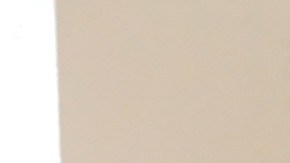 Estudiante de Alma Fuerte Public School mostrando un artículo creado con una cortadora láser.