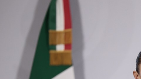 Sheinbaum planea llamar al papa León XIV para invitarlo a México