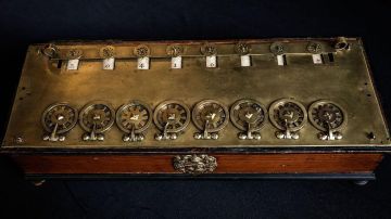 La pascalina era capaz de realizar sumas, restas, multiplicaciones y divisiones.