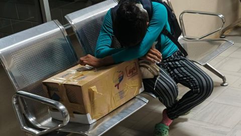 La desgarradora foto de la madre a la que entregaron el cuerpo de su bebé en una caja de cartón