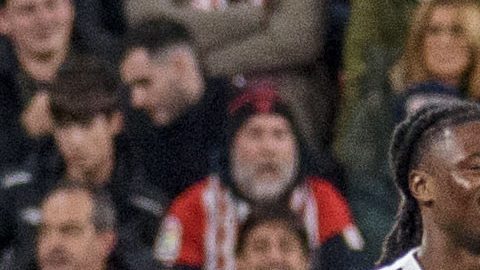 BILBAO, 03/12/2025.- El delantero francés del Real Madrid Kylian Mbappé (dcha) celebra el 0-3 conseguido durante el partido de la jornada 19 de LaLiga EA Sports entre el Athletic Club y el Real Madrid, disputado este miércoles en el estadio de San Mamés en Bilbao. EFE/Javier Zorrilla