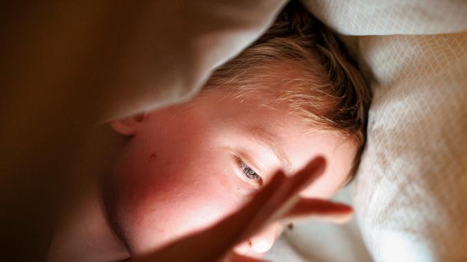 Los expertos recomendaron establecer reglas claras sobre el uso nocturno de smartphones para proteger el bienestar de los menores.